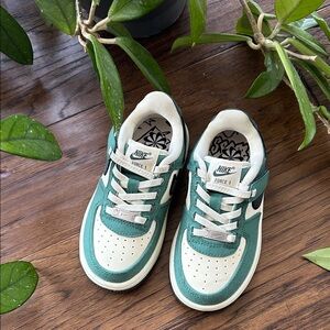 Nike Air Force 1 Kids Sneakers in Green and Cream(practically NEW)
